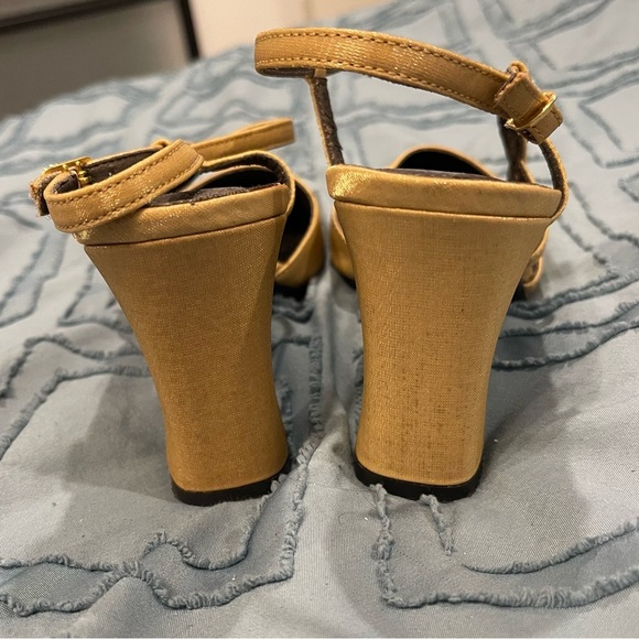 Vintage 1960s Tavoy Gold Closed Toe Heels - Size 6.5 - Picture 5 of 6